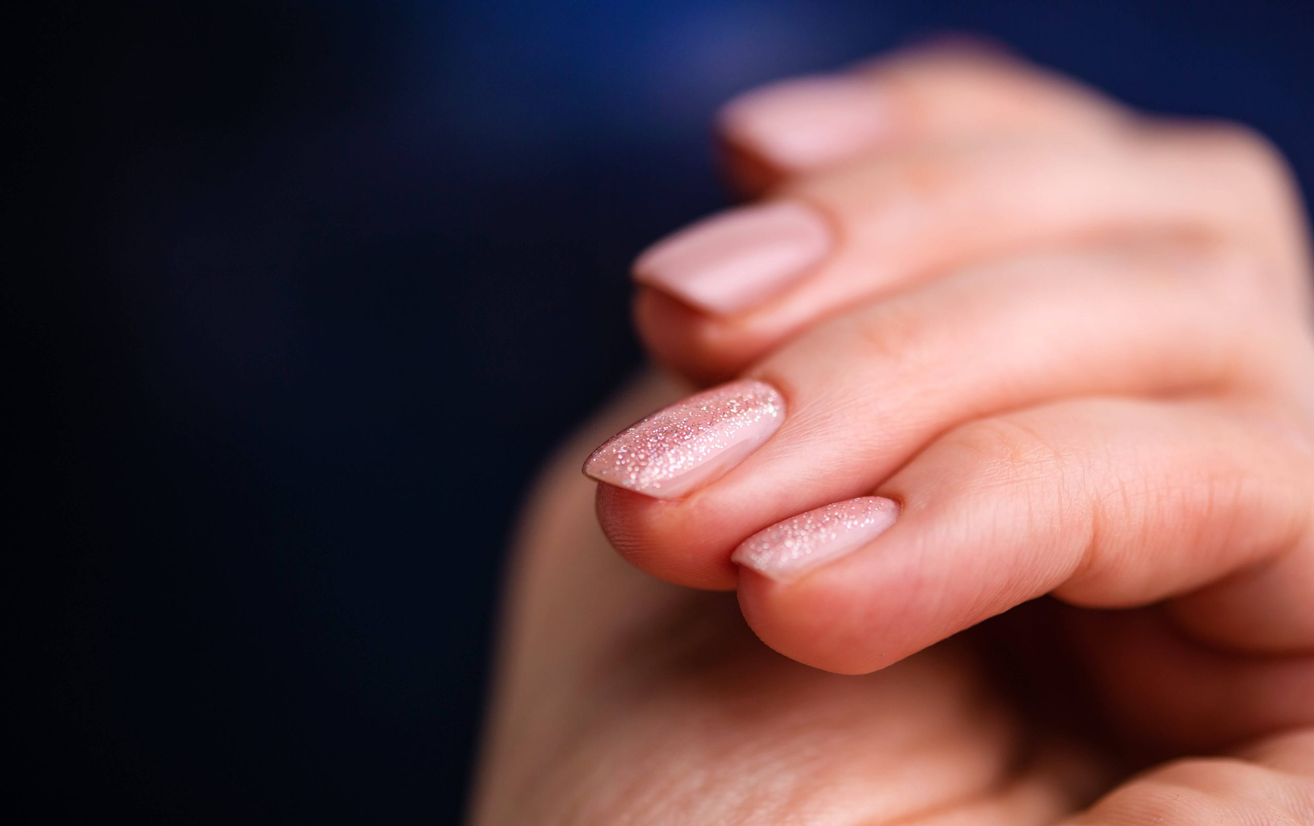 Uñas ovaladas en tono nude, ideales para estilizar dedos gorditos