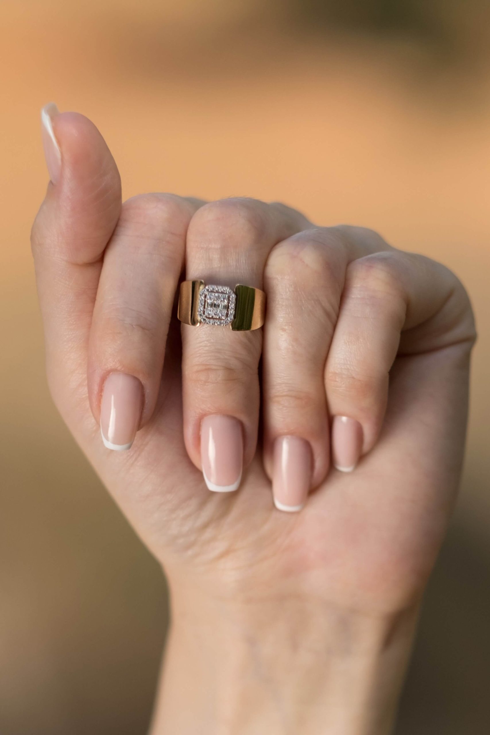 Uñas cuadradas con esmalte de color, la forma más versátil para dedos largos y finos