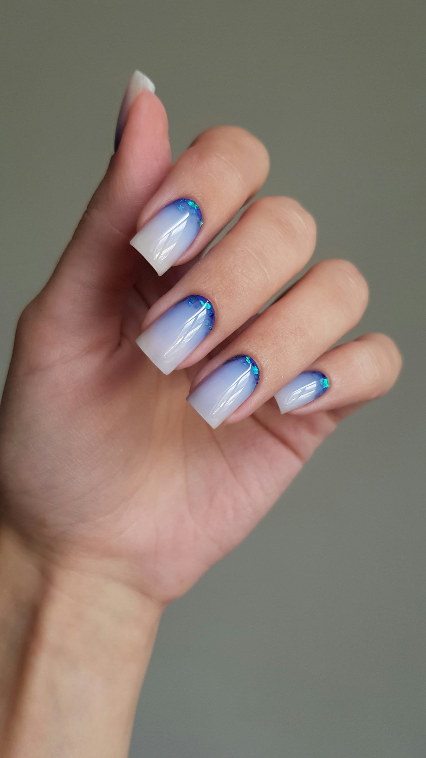 Uñas ovaladas en tono nude, ideales para estilizar dedos gorditos