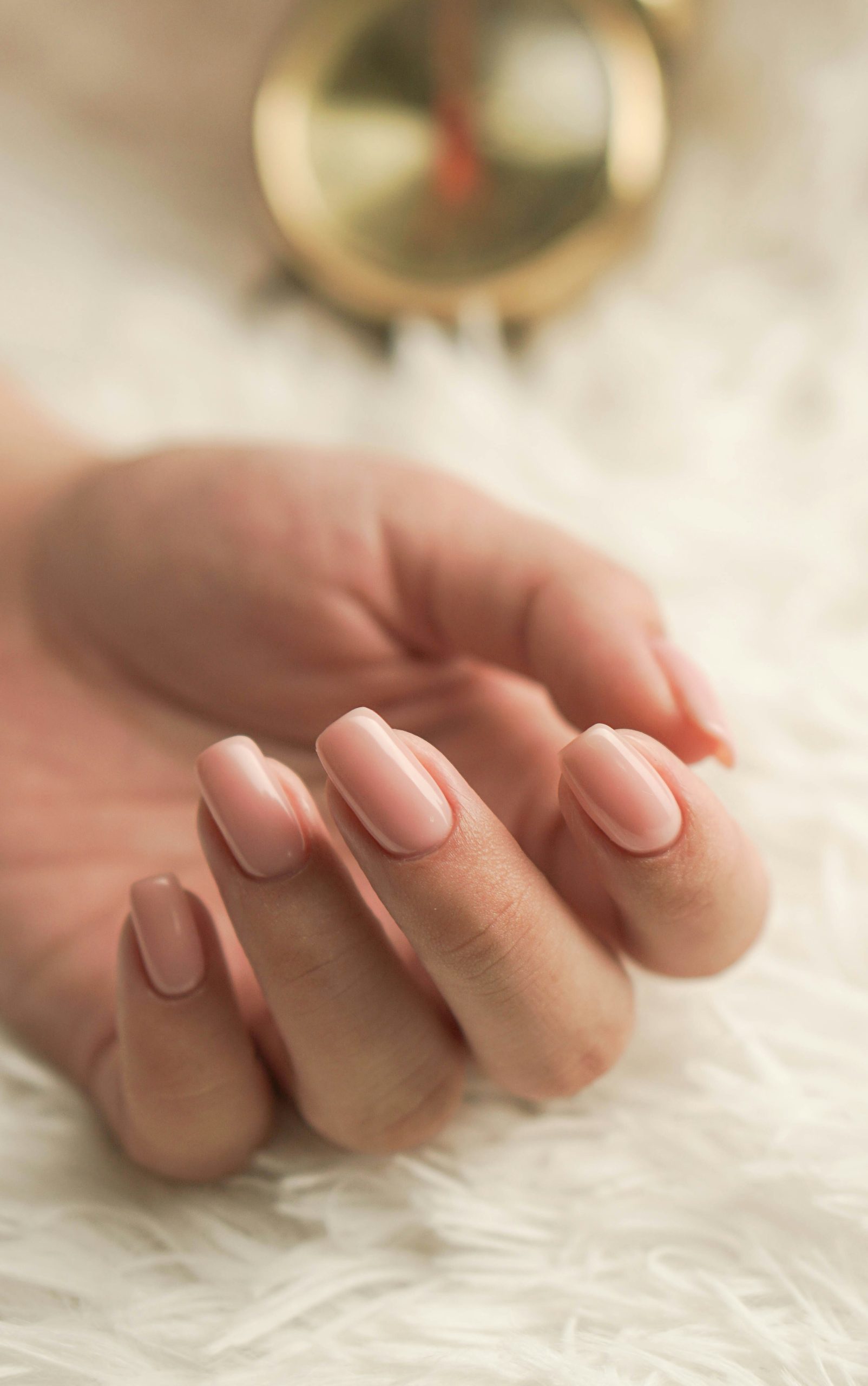 Uñas cuadradas con esmalte de color, la forma más versátil para dedos largos y finos