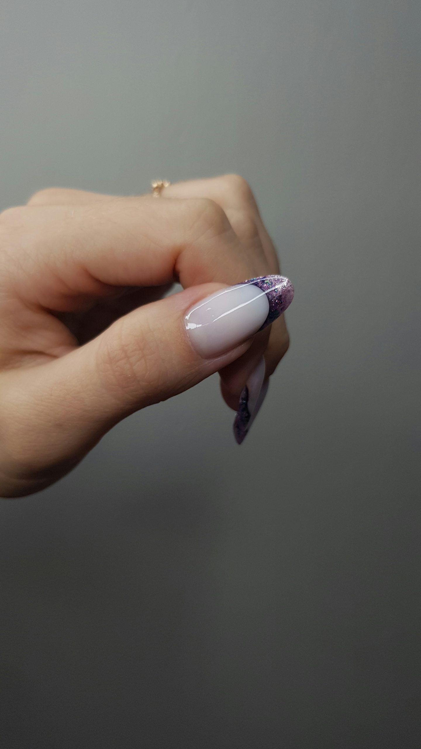Uñas ovaladas en tono beige, la forma más favorecedora para dedos cortos